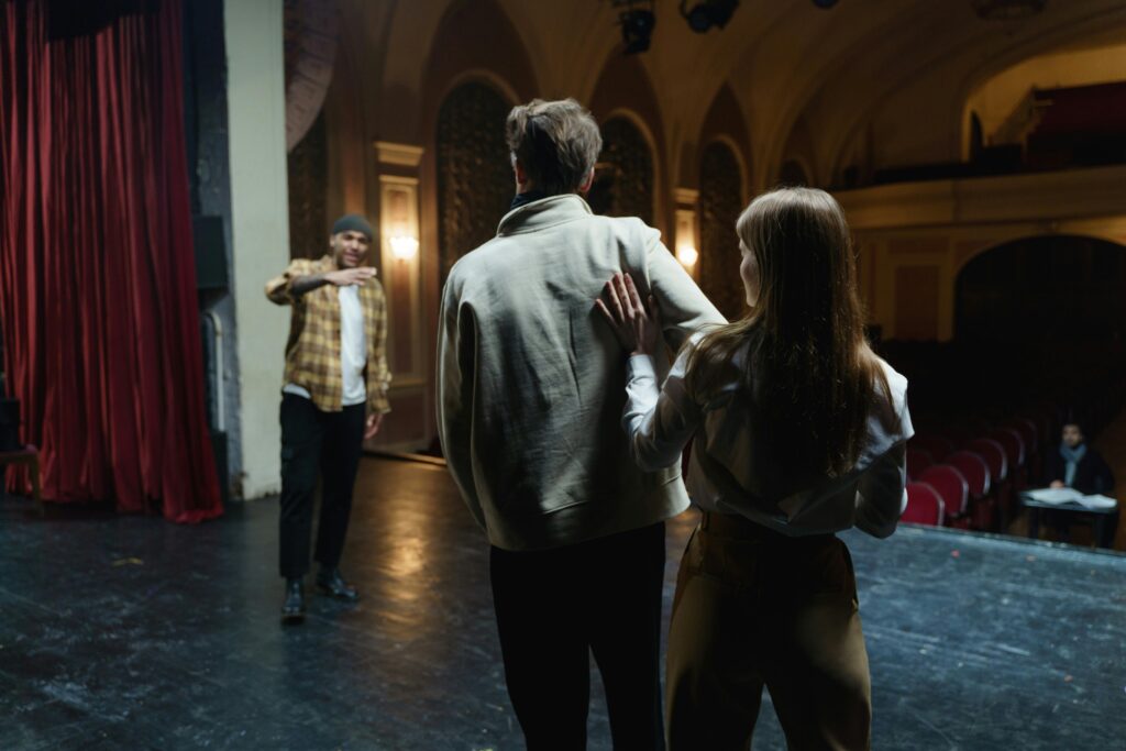 aktor Actors in rehearsal on stage, capturing the art and emotion of theater.